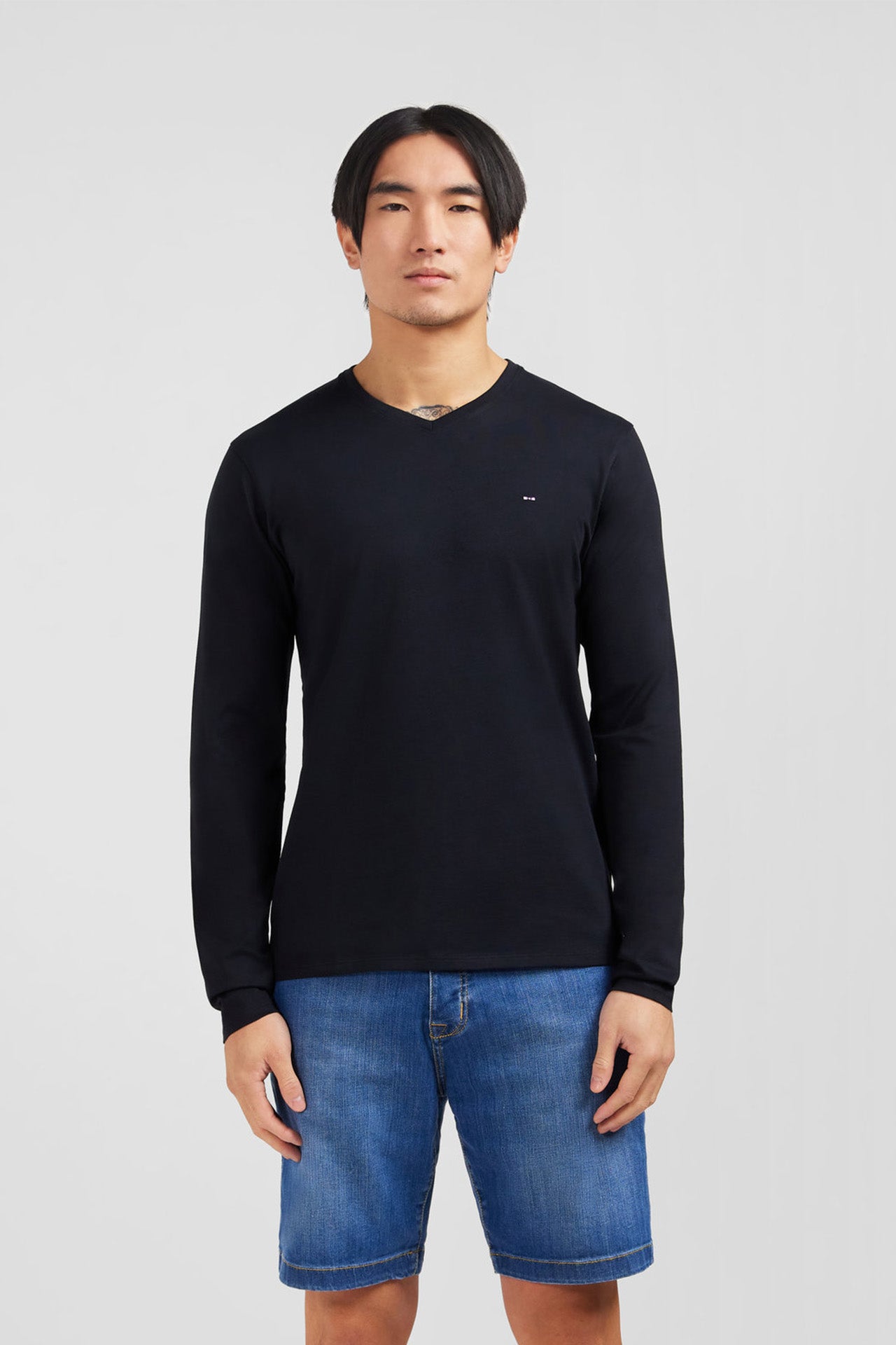 T-shirt noir col V à manches longues