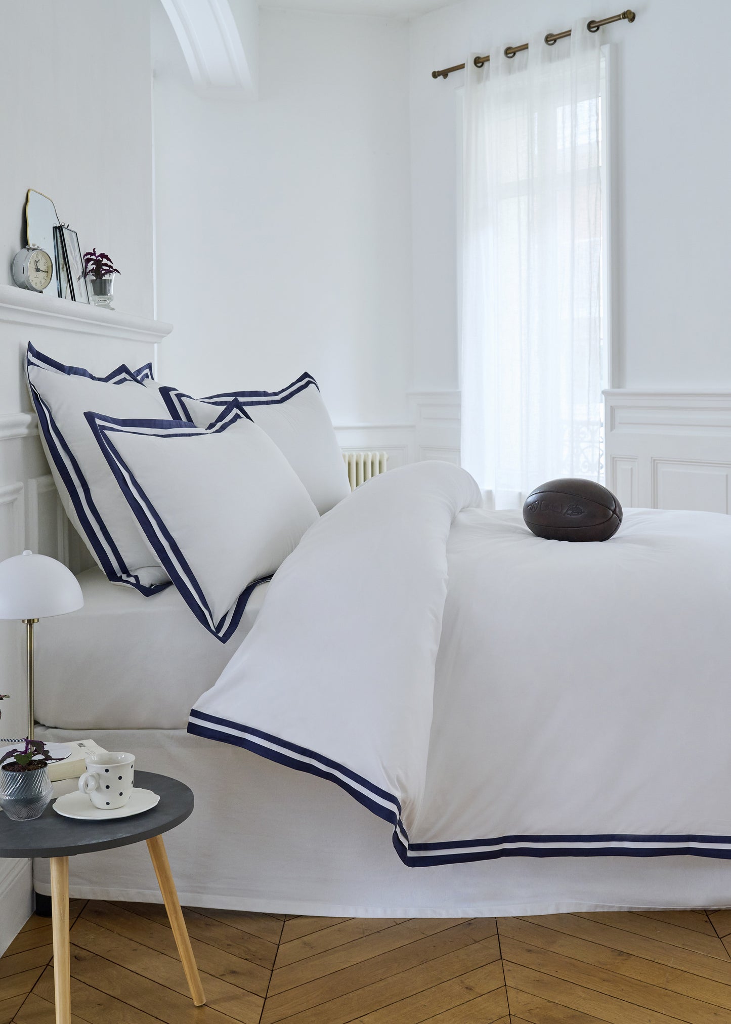 Comforter cover in white cotton percale with navy trim