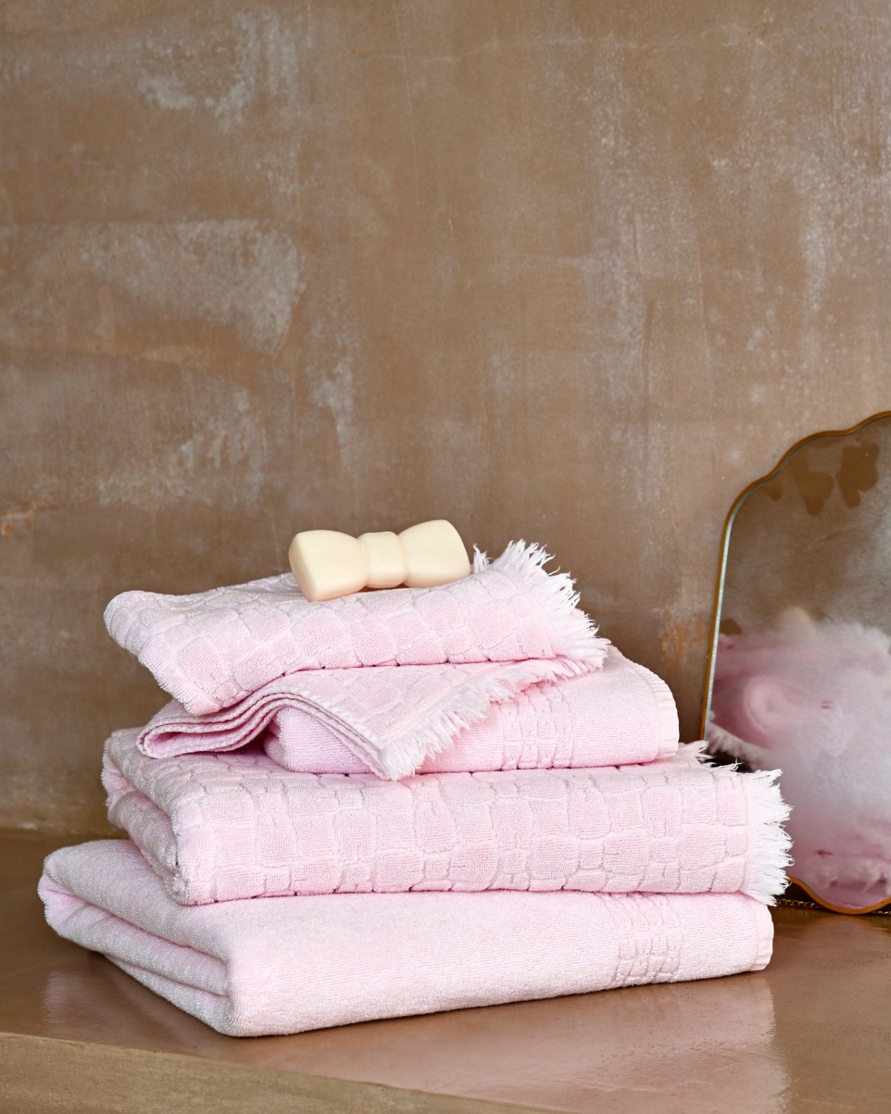 Pink cotton bath towel with micro bowknot patterns