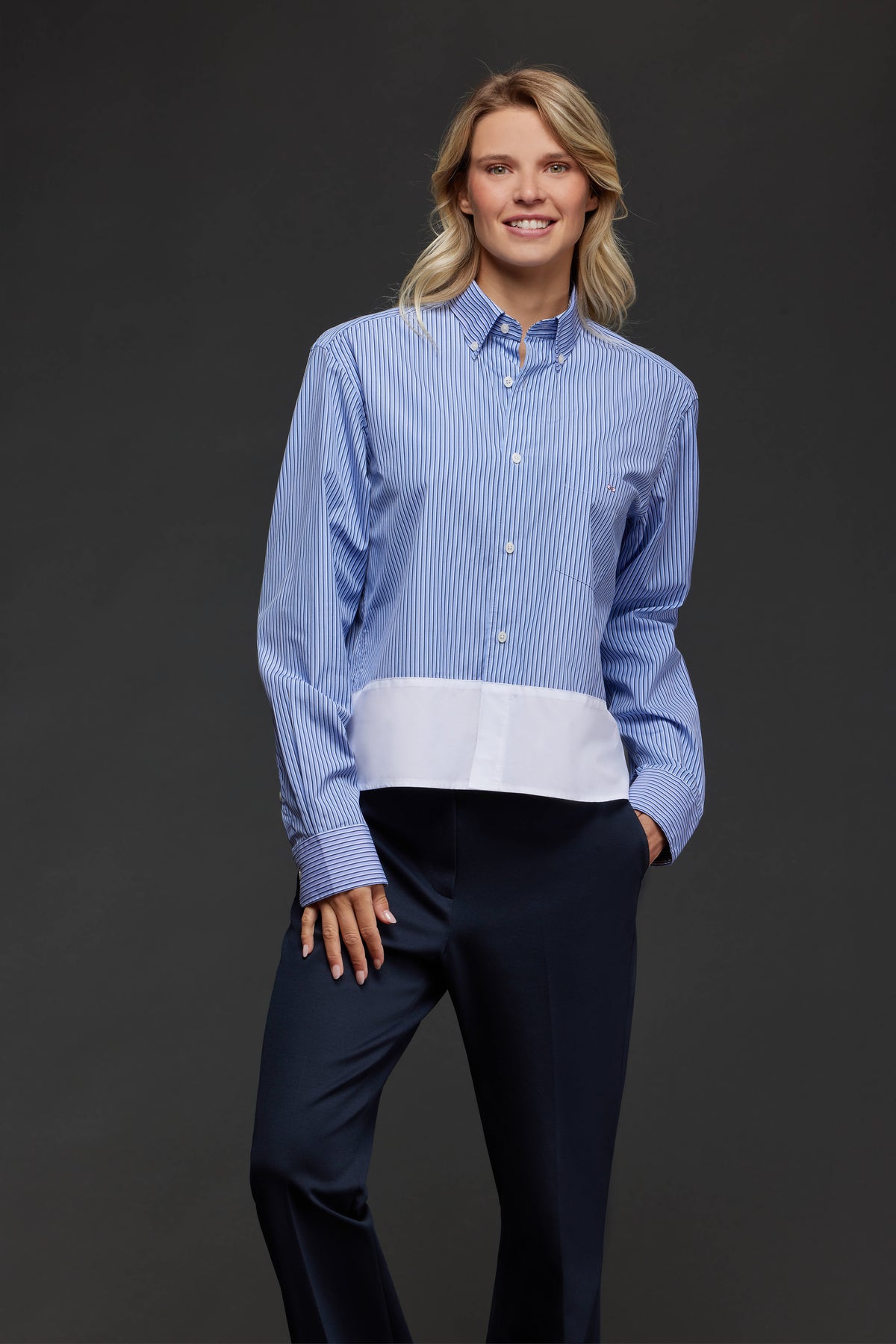 Chemise upcyclée Pap'Atelier en coton rayé bleu à empiècement blanc