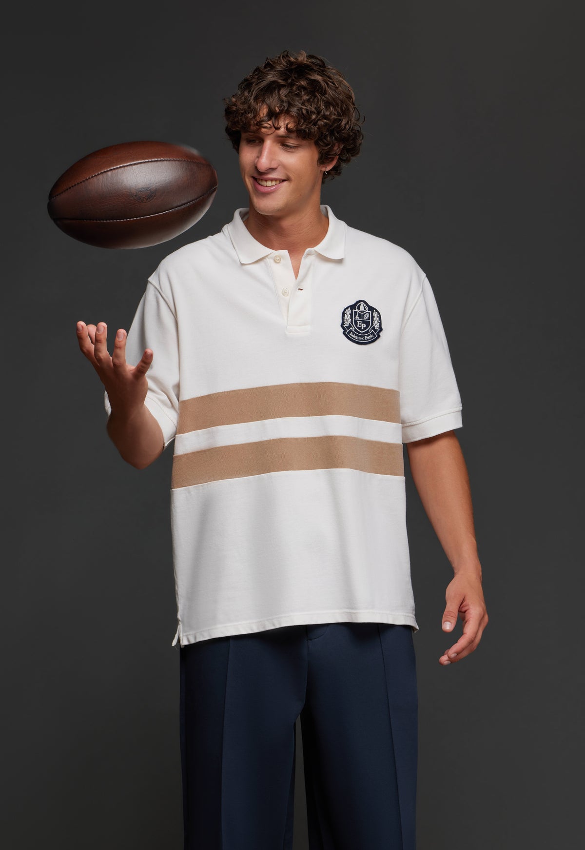 Polo en coton écru à rayures camel coupé cousu upcyclé Pap'Atelier