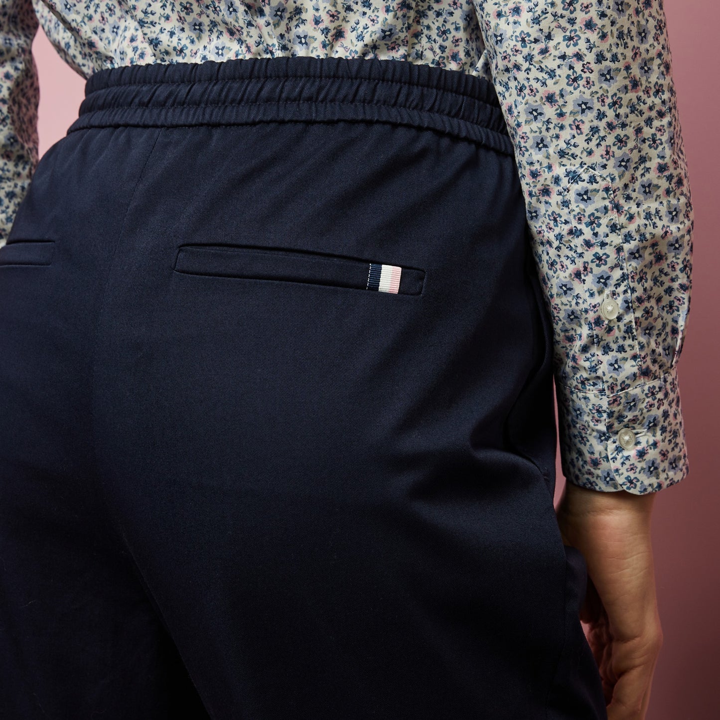 Pantalon bleu foncé à taille élastiquée