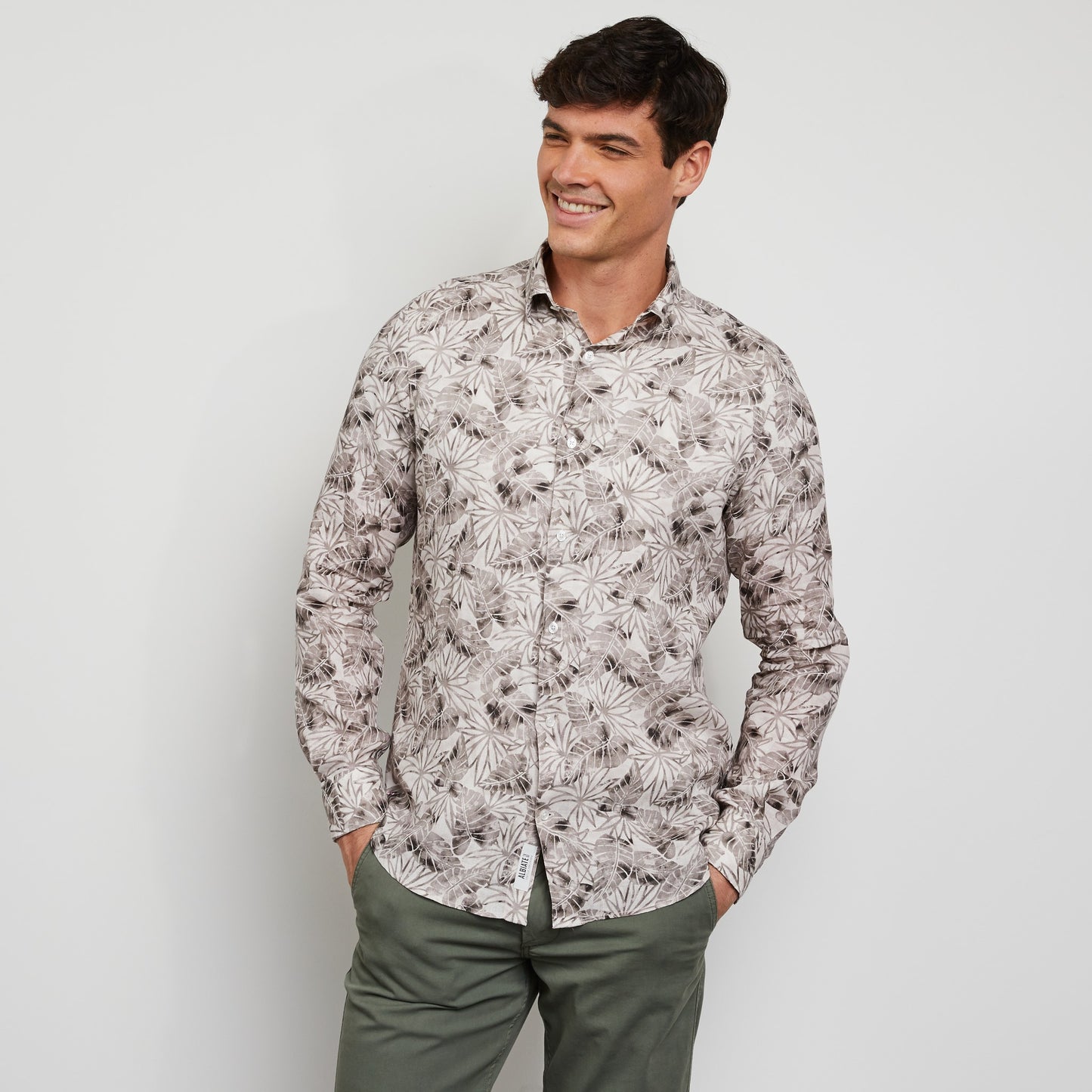 Chemise beige en lin à imprimé feuilles