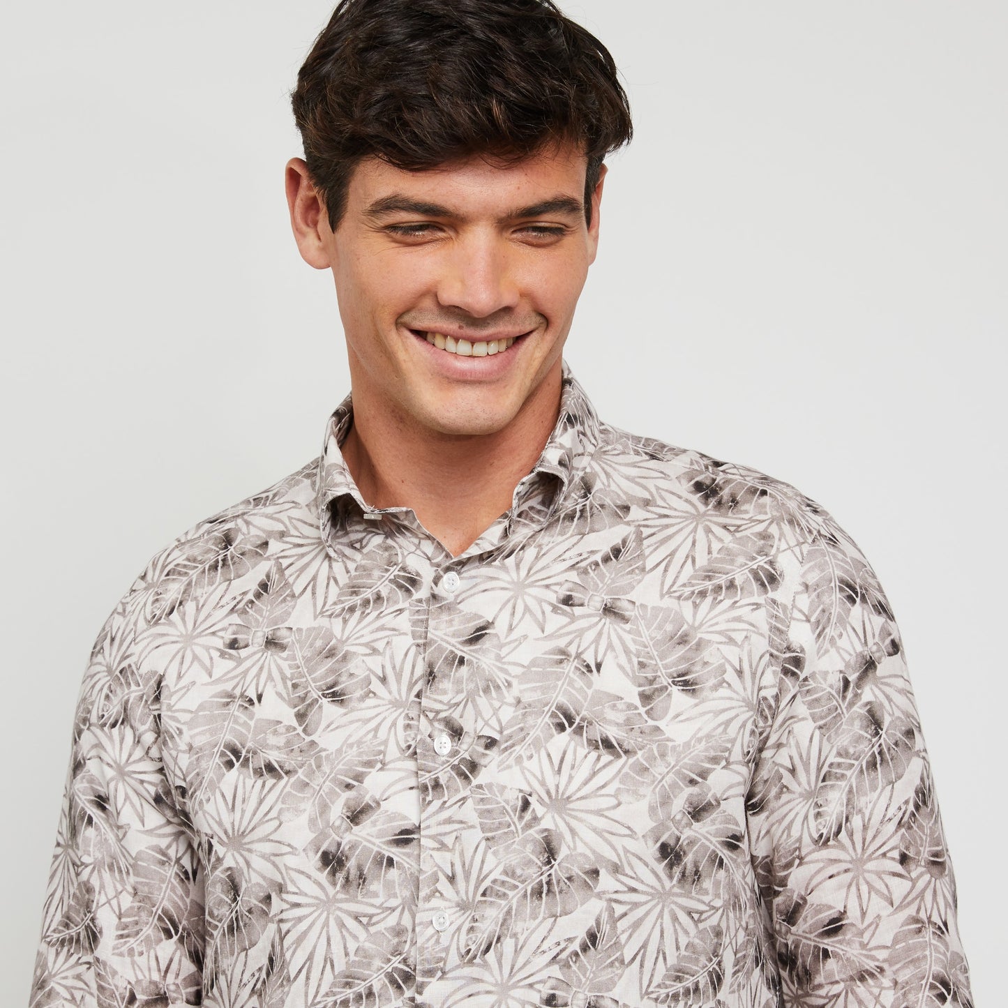 Chemise beige en lin à imprimé feuilles