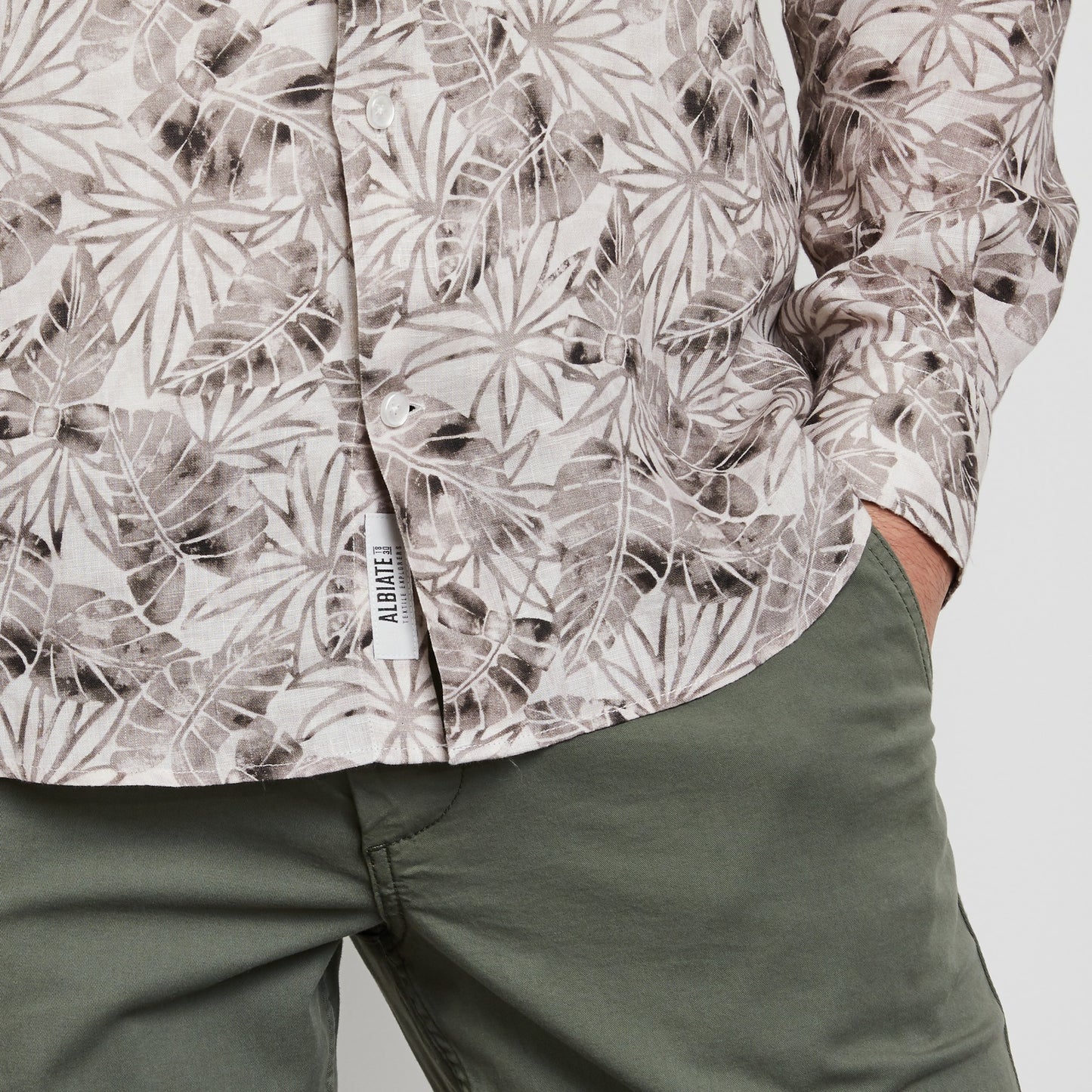 Chemise beige en lin à imprimé feuilles