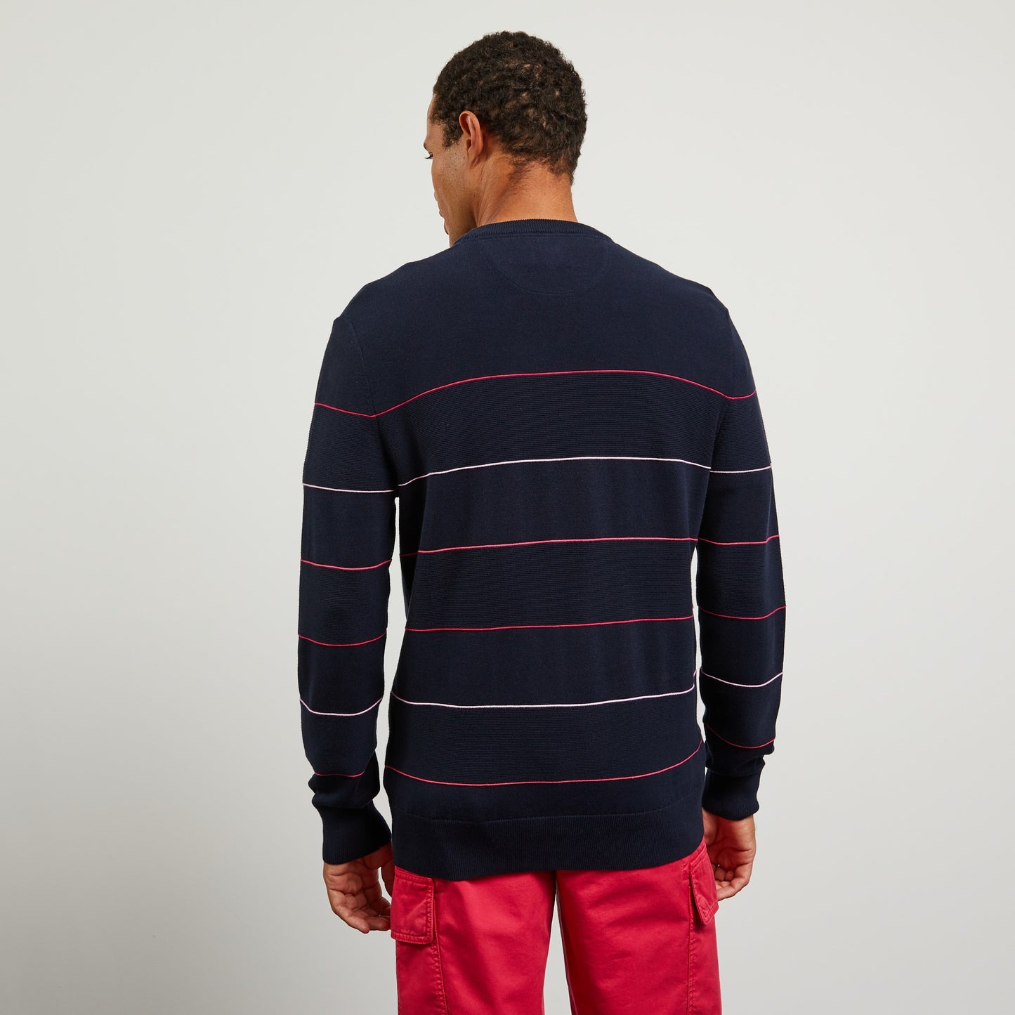 Pull bleu foncé rayé en jeu de maille