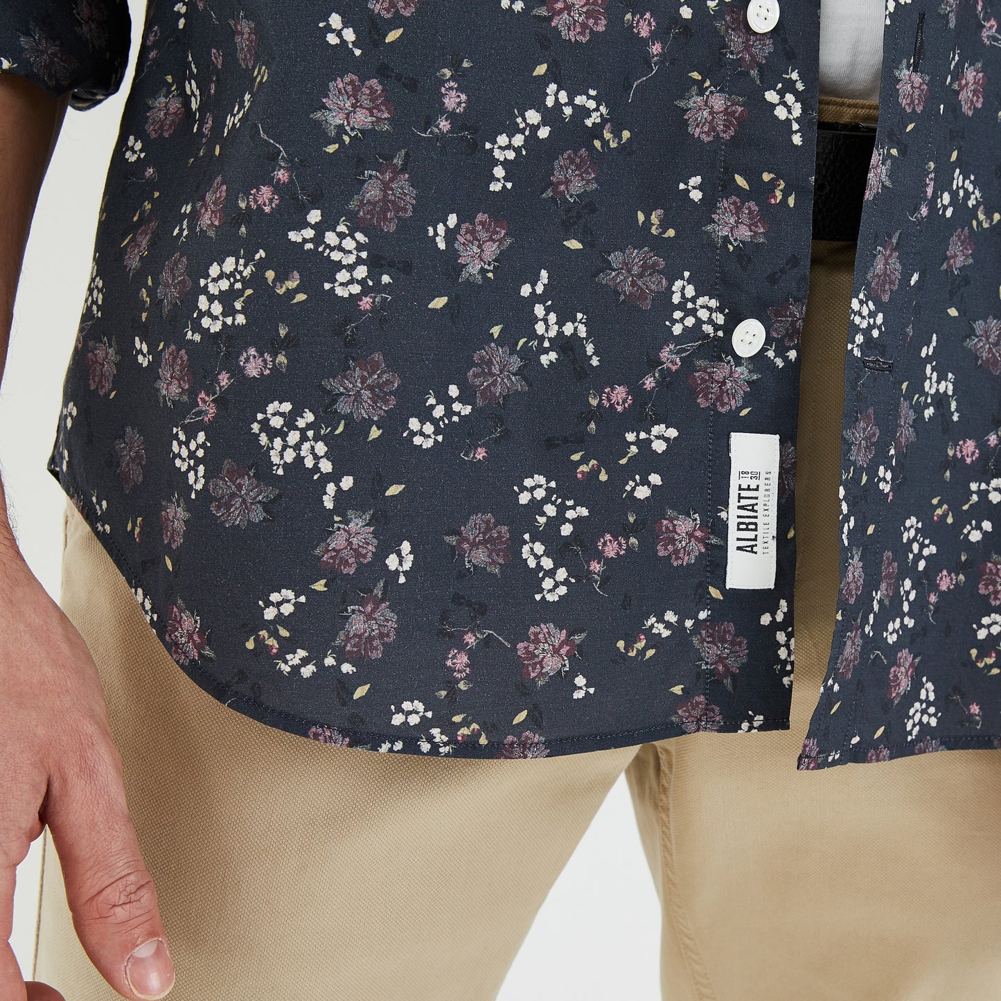 Chemise bleu marine en coton premium à motif fleuri