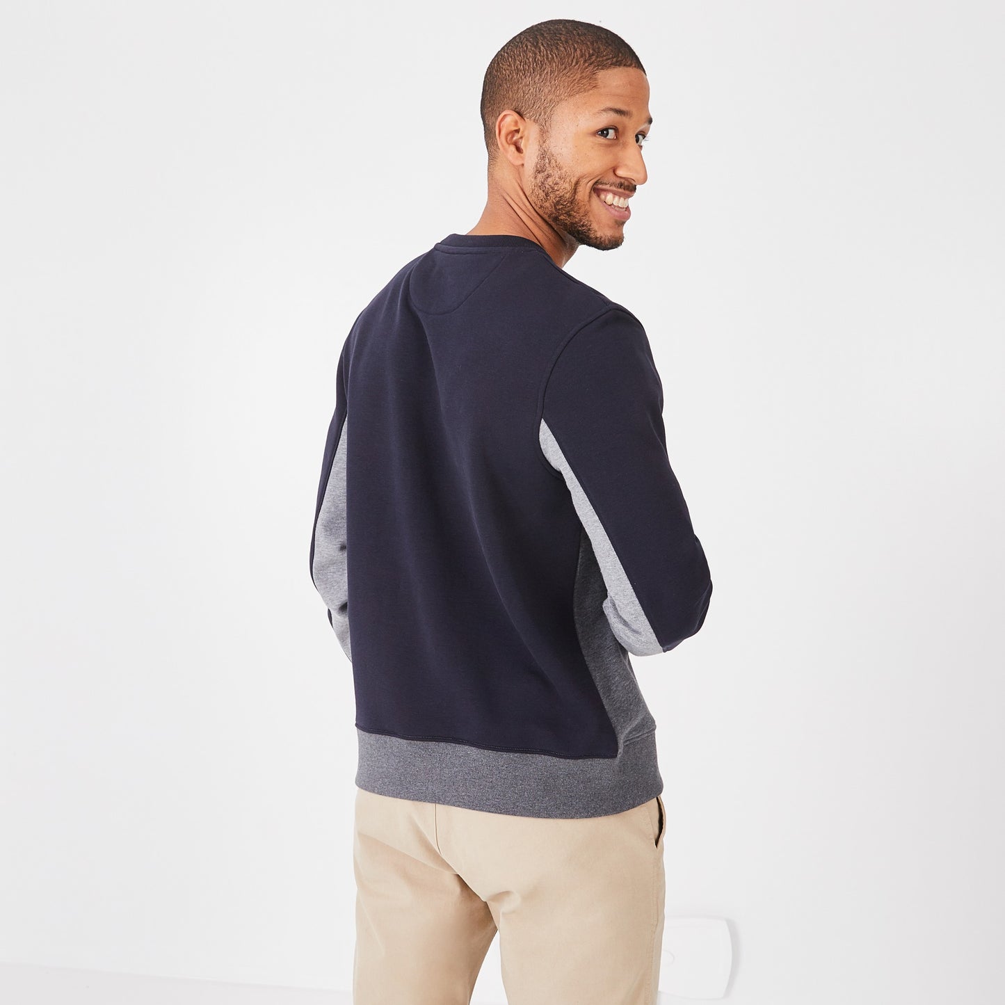 Round-neck sweatshirt in embroidered color-block fleece