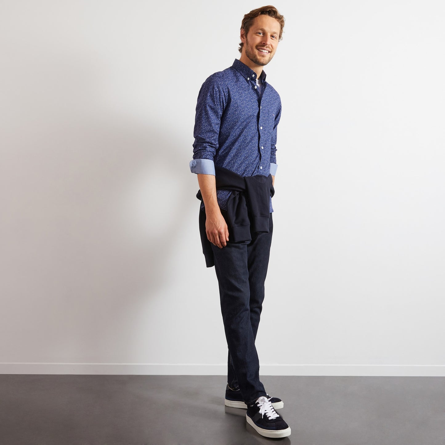 Chemise bleu marine à motif fleuri gris